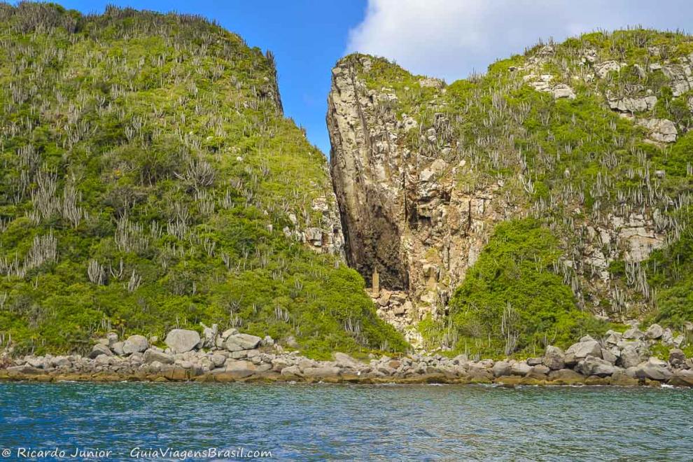 Imagem de uma fenda na grande pedra em Arraial do Cabo.